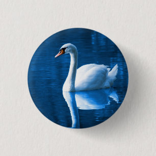 witte zwaluw die drijft op een blauw meer ronde button 3,2 cm