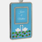 Witte zwanen en waterlelies Bruiloft Custom Verzilverd Omlijst Ornament (Rechts)