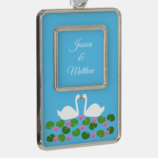 Witte zwanen en waterlelies Bruiloft Custom Verzilverd Omlijst Ornament (Rechts)