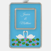 Witte zwanen en waterlelies Bruiloft Custom Verzilverd Omlijst Ornament (Voorkant)