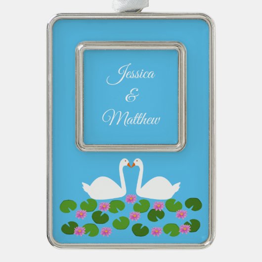 Witte zwanen en waterlelies Bruiloft Custom Verzilverd Omlijst Ornament (Voorkant)