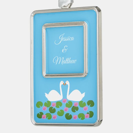 Witte zwanen en waterlelies Bruiloft Custom Verzilverd Omlijst Ornament (Links)