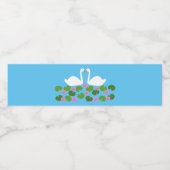 Witte zwanen en waterlelies Bruiloft Waterfles Etiket (Enkel label)