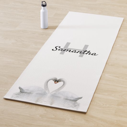 Witte zwanen houden van naammonogram yogamat (In situ)