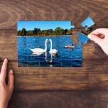 Witte zwanen in Ronde Pond Kensington Gardens Legpuzzel<br><div class="desc">Rondvijver met zwanen in Kensington Gardens the Royal Park London,  UK,  Europe.</div>