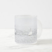 Witte zwanen in wintersneeuw matglas koffiemok (Voorkant rechts)