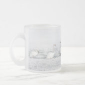 Witte zwanen in wintersneeuw matglas koffiemok (Links)