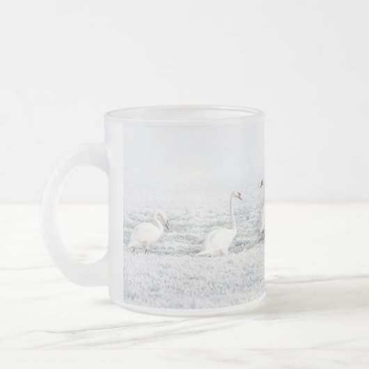 Witte zwanen in wintersneeuw matglas koffiemok (Links)
