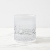 Witte zwanen in wintersneeuw matglas koffiemok (Center)