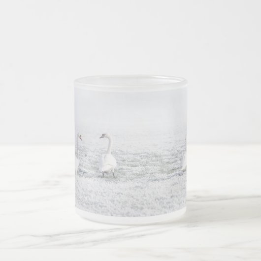Witte zwanen in wintersneeuw matglas koffiemok (Center)