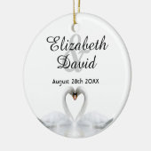 Witte zwanen uit liefde voor namen bruiloft keramisch ornament (Links)