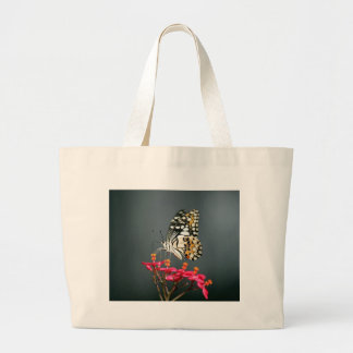 Witte zwarte en gele vlinder op roze bloemen grote tote bag