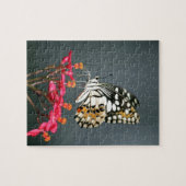 Witte zwarte en gele vlinder op roze bloemen legpuzzel (Horizontaal)