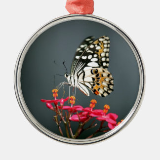 Witte zwarte en gele vlinder op roze bloemen metalen ornament