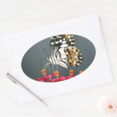 Witte zwarte en gele vlinder op roze bloemen ovale sticker (Envelop)