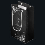 Witte zwepen op het Chalkboard Weddenschap Klein Cadeauzakje<br><div class="desc">Deze elegante witte zwijn op de schenkzakken van het krijtbord is perfect voor elk stel dat een romantisch en chic huwelijk plant. Deze cadeautassen kunnen speciaal voor je worden gepersonaliseerd en maken het perfecte accessoire voor elke bruiloft,  vrijgezellenfeest,  verloffeest,  verjaardagsfeest en nog veel meer.</div>