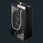 Witte zwepen op het Chalkboard Weddenschap Klein Cadeauzakje<br><div class="desc">Deze elegante witte zwijn op de schenkzakken van het krijtbord is perfect voor elk stel dat een romantisch en chic huwelijk plant. Deze cadeautassen kunnen speciaal voor je worden gepersonaliseerd en maken het perfecte accessoire voor elke bruiloft,  vrijgezellenfeest,  verloffeest,  verjaardagsfeest en nog veel meer.</div>