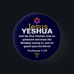 WOD BECAME FLESH Messianic Christelijk Kerstmis Ronde Button 3,2 Cm<br><div class="desc">Stijlvolle Messianische kerstmis YESHUA JESUS-knop met faux gouden menorah en kleurrijke ster van David design. JESUS is geschreven in faux gold typografie, tegen een rijke MIDNIGHT BLUE achtergrond. Het omgekeerde van de Manuscript is de JEWSE VERSIE van John 1:14 - HET WOORD WERD VLAK - DE DVAR HASHEM NAM OP...</div>