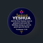 WOD BECAME FLESH Messianic Christelijk Kerstmis Ronde Button 3,2 Cm<br><div class="desc">Stijlvolle Messianische kerstmis YESHUA JESUS-knop met faux gouden menorah en kleurrijke ster van David design. JESUS is geschreven in faux gold typografie, tegen een rijke MIDNIGHT BLUE achtergrond. Het omgekeerde van de Manuscript is de JEWSE VERSIE van John 1:14 - HET WOORD WERD VLAK - DE DVAR HASHEM NAM OP...</div>