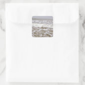 Woeste golven komen op de kust vierkante sticker (Tas)