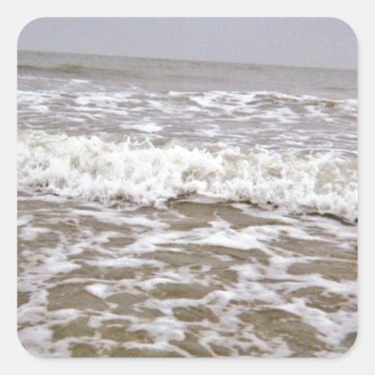 Woeste golven komen op de kust vierkante sticker (Voorkant)