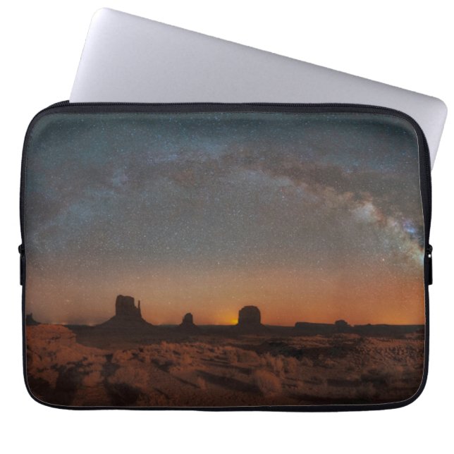 woestijnen | Starry Sky over woestijnlandschap Laptop Sleeve (Voorkant)