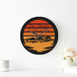 woestijngebied met kamelen grote klok<br><div class="desc">een fantastische woestijnlandschapsscène met kamelen en een , retro-ziend grafisch ontwerp met zonsondergang is een geweldig verjaardagscadeau en kerstcadeau voor je beste vriend, familielid, vriendje of vriendin die ook houdt van het woestijnlandschap, caravan en camel art silhouette. Als je wilt wat je ziet, kun je uitchecken op meer vergelijkbare design...</div>