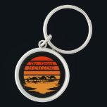 woestijngebied met  kamelen sleutelhanger<br><div class="desc">een fantastische woestijnlandschapsscène met kamelen en een , retro-ziend grafisch ontwerp met zonsondergang is een geweldig verjaardagscadeau en kerstcadeau voor je beste vriend, familielid, vriendje of vriendin die ook houdt van het woestijnlandschap, caravan en camel art silhouette. Als je wilt wat je ziet, kun je uitchecken op meer vergelijkbare design...</div>