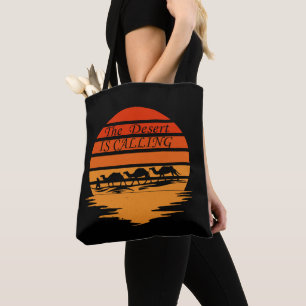 woestijngebied met  kamelen tote bag