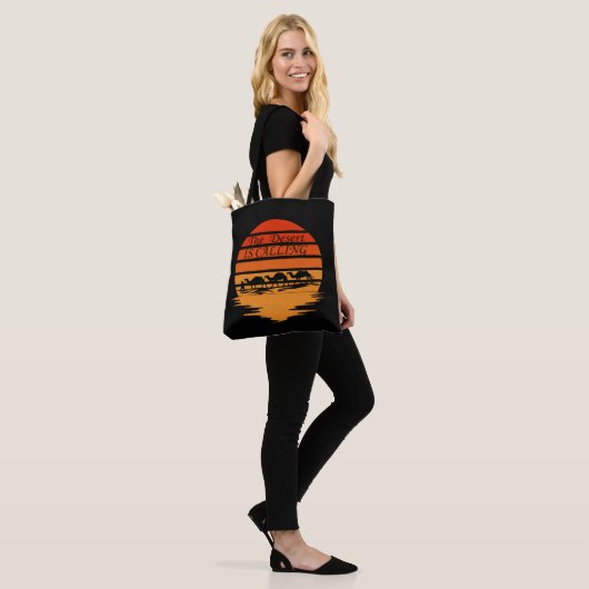 woestijngebied met kamelen tote bag (Op model)
