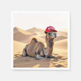 Woestijnkameel met een afgedankte pet servet