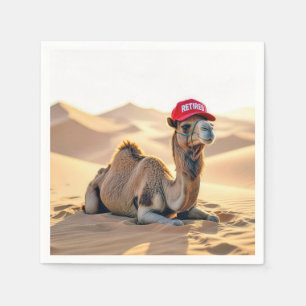 Woestijnkameel met een afgedankte pet servet