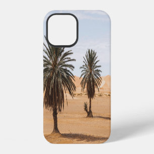 Woestijnoase: landschap van Sahara Palmen. iPhone 12 Hoesje