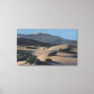 woestijnzandduinen en sneeuwklapte bergen canvas afdruk