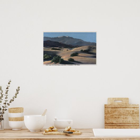 woestijnzandduinen en sneeuwklapte bergen poster (Keuken)