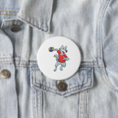 Wolf als handballspeler met handbal ronde button 7,6 cm (In situ)