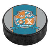 Wolf crest, aangepaste naam oranje blauw monogramm hockey puck (3/4)