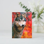 Wolf die door bladeren in een bos piept briefkaart (Staand voorkant)