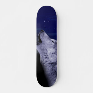 Wolf die op de maan in het zee glijdt persoonlijk skateboard