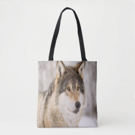 Wolf glimlacht in sneeuw en winterbos tote bag