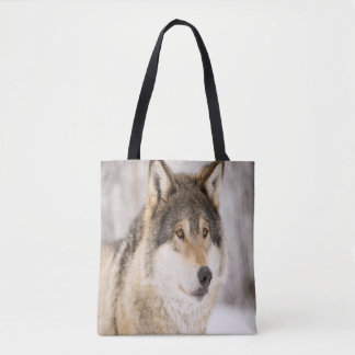 Wolf glimlacht in sneeuw en winterbos tote bag