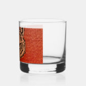 Wolf Head op rode whisky glas (Links)