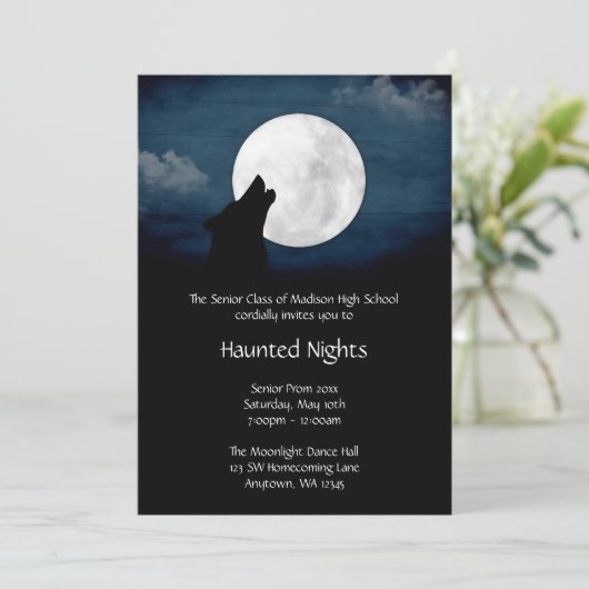 Wolf Howling bij de formele uitnodiging van Moon P (Staand voorkant)