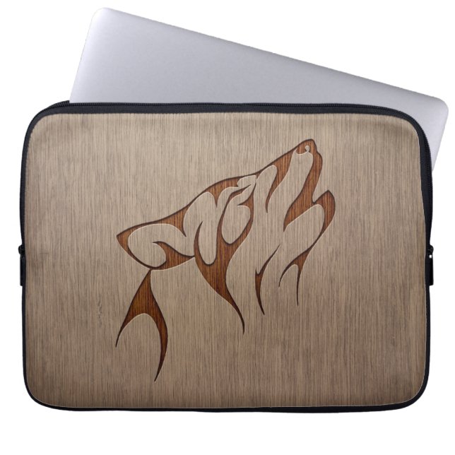 Wolf howling gegraveerd op houten design laptop sleeve (Voorkant)
