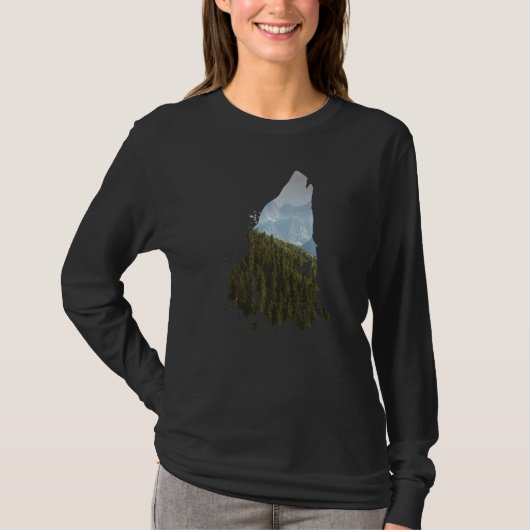 Wolf Howling In The Nature Forest And Mountains T-shirt (Voorkant)