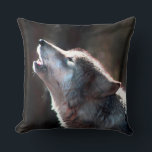 Wolf Howling Lone Wolf Kussen<br><div class="desc">Als je van wolven houdt of een eenzame wolf bent, is dit voor jou. Neem deze wilde wolf mee naar huis en woon aan de wilde kant.</div>