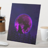 WOLF HOWLING MOON MAGENTA RECLAMEBORD MET VOETSTUK (Insitu)