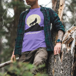 Wolf Howling op de foto van de maan Persoonlijk<br><div class="desc">Show van je wilde kant met dit gepersonaliseerde grafische t-shirt. Het is voorzien van een silhouette illustratie van een wolf in zwarte huiden op een bleke gele maan, waardoor het perfect is voor iedereen die van wolven en dieren houdt. Dit t-shirt is klaar om gepersonaliseerd te worden met je eigen...</div>