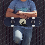 Wolf Howling op de foto van de maan Persoonlijk Persoonlijk Skateboard<br><div class="desc">Show van je wilde kant met dit gepersonaliseerde skateboard. Het is voorzien van een silhouetstijl illustratie van een wolf in zwart klooien op een bleke gele maan, waardoor het perfect is voor iedereen die van dieren houdt. Dit dek van schaats is klaar om met een naam of andere tekst worden...</div>