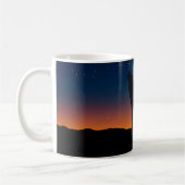 Wolf Howling Silhouette bij de Mok van de Sunset C (Links)